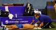 Novak Djokovič si nechává namasírovat bolavý krk během utkání druhého kola tenisového turnaje v New Yorku