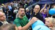 Novak v obležení fandů. Novak v obležení fandů.