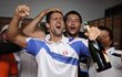 Novak Djokovič slaví šampaňským triumf na Australian Open.