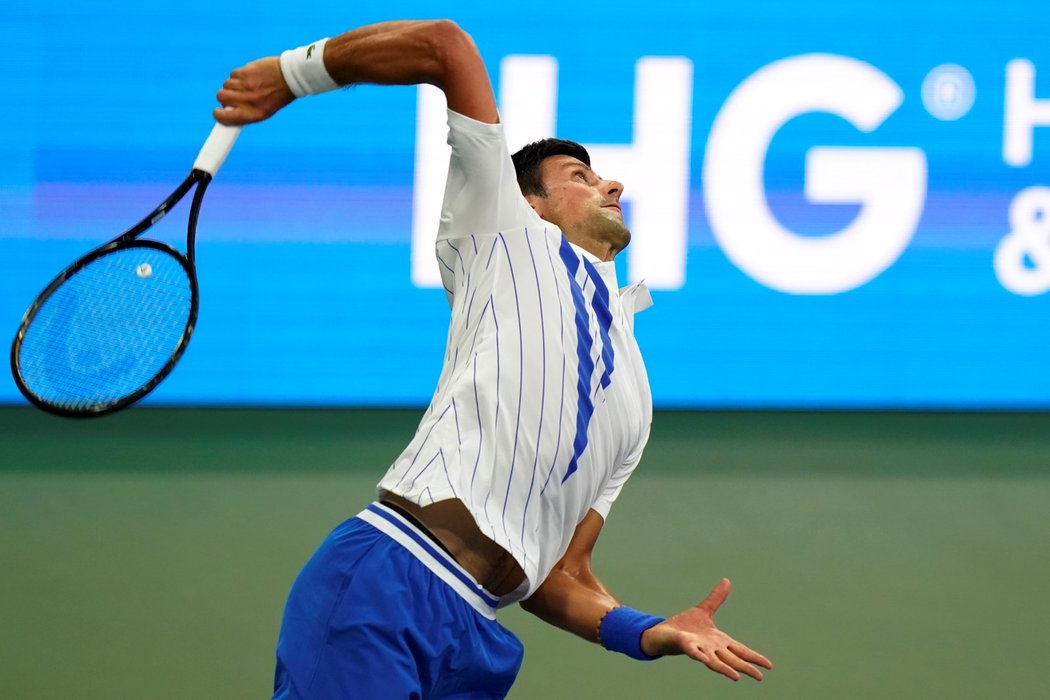 Novak Djokovič servíruje v utkání s Ricardsem Berankisem