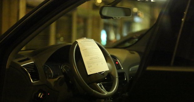 Nejedlý přemístil "Upozornění pro řidiče" ze skla na volant