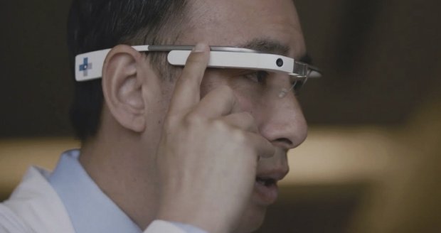 Google Glass předběhly svou dobu. Google to ale zkusí znovu a pracuje na nových brýlích pro rozšířenou realitu.