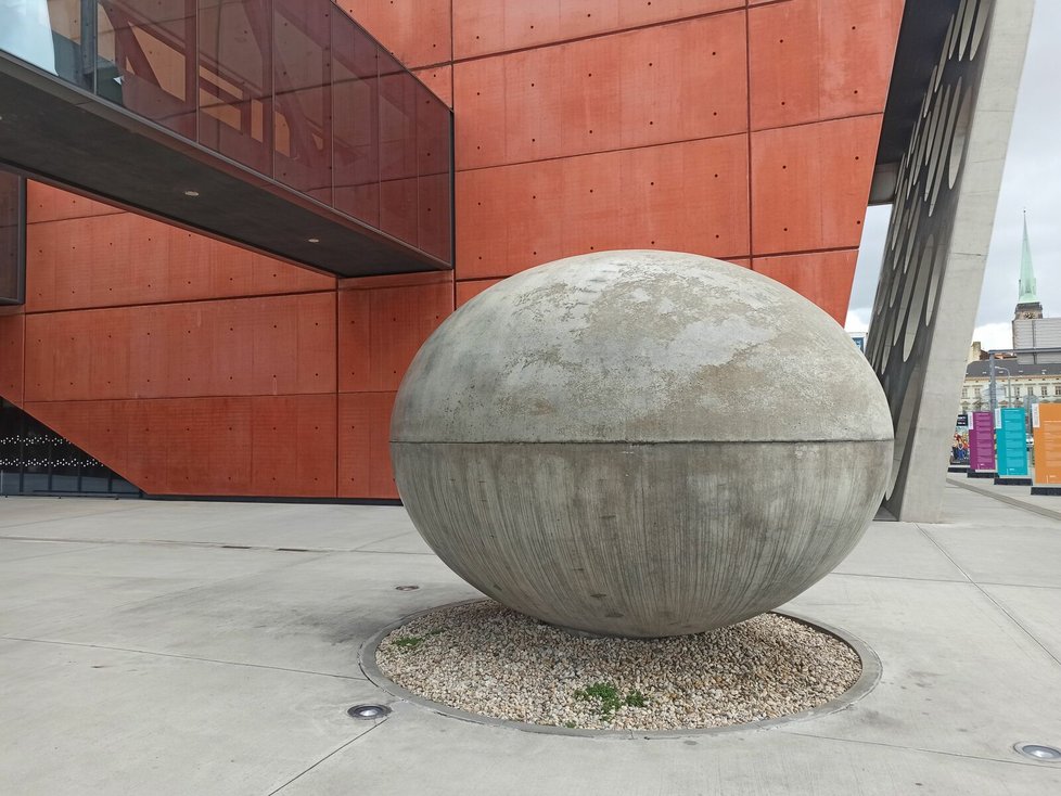 Kontroverzní betonové vejce před budovou divadla