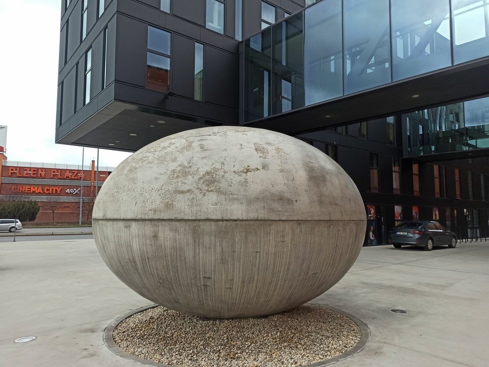 Kontroverzní betonové vejce před budovou divadla