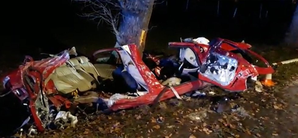 Vůz značky Alfa Romeo se rozlomilo. Při nehodě u Nových Hradů zemřeli tři lidé.