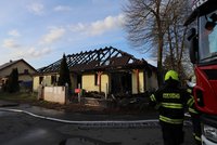 Ohnivé peklo u Prahy: Rodinný dům shořel na prach, našli v něm ohořelé tělo