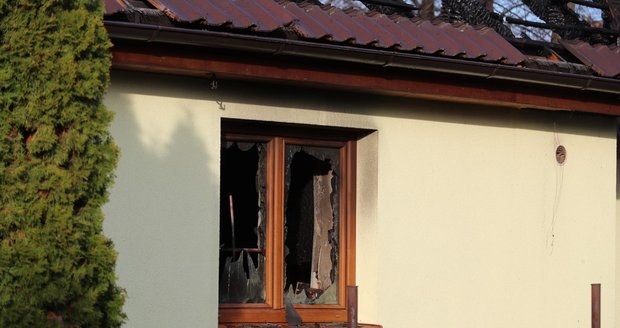 Požár rodinného domu v Nových Jirnech u Prahy. (15. dubna 2021)