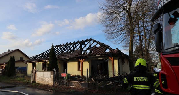 Ohnivé peklo u Prahy: Rodinný dům shořel na prach, našli v něm ohořelé tělo