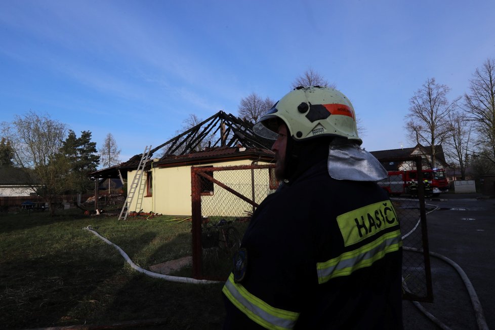 Požár rodinného domu v Nových Jirnech u Prahy. (15. dubna 2021)