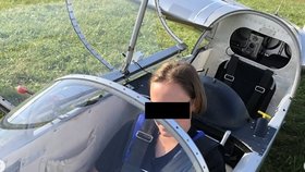 Devatenáctiletá dívka v jednom ze strojů, v němž létala.
