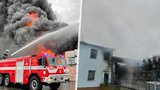 Velký požár v Novém Městě nad Metují napáchal škody za 10 milionů: Jeden pracovník se vážně popálil! 