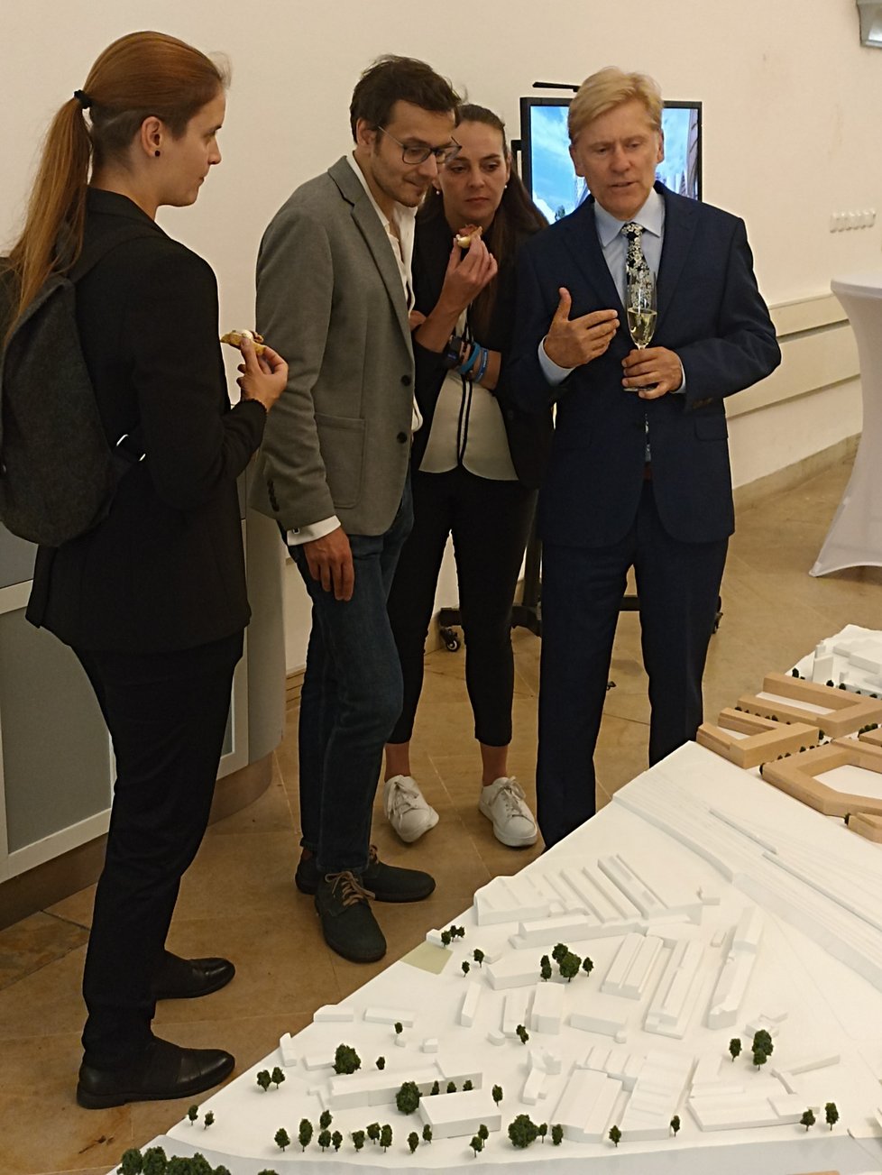 Na přípravě modelu se podílel i architekt Michal Sedláček (vpravo).