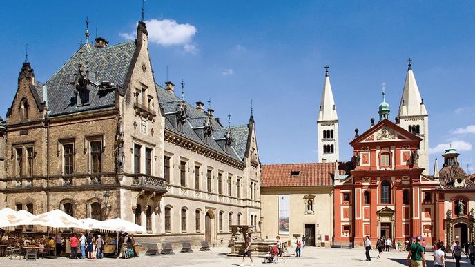Nové probošství na Pražském hradě (vlevo) získá v restituci Metropolitní kapitula, zatímco klášter
sv. Jiří připadne Náboženské matici. Samotná svatojiřská bazilika (v pozadí) zůstane majetkem státu.