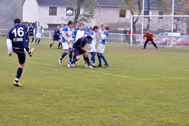 Fotbalistům Nového Sedla rozhodčí vzali regulérní branku. Fotbalistům Nového Sedla rozhodčí vzali regulérní branku.