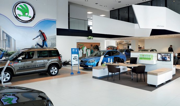 Nové showroomy Škoda Auto připomínají zákazníkům spíše bankovní pobočky