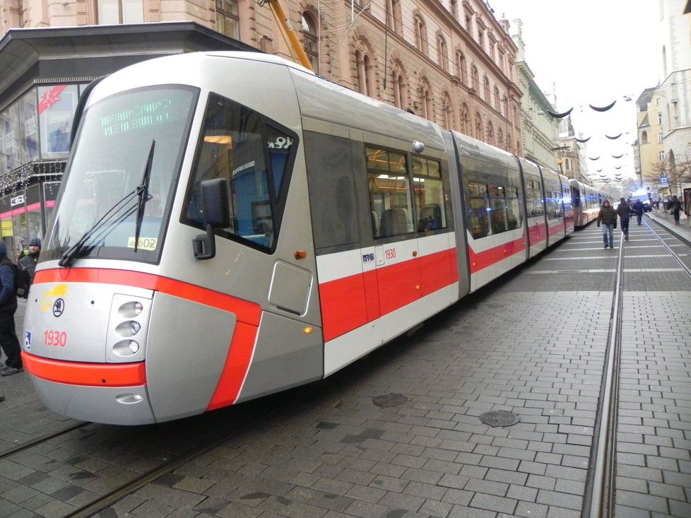 Řada nablýskaných tramvají se táhla až k Joštově ulici 