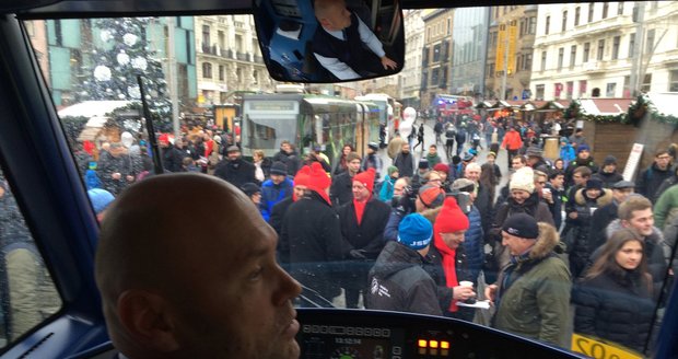 Řidič Milan Svoboda přivezl na náměstí Svobody tramvaj se jménem architekta Bohuslava Fuchse.