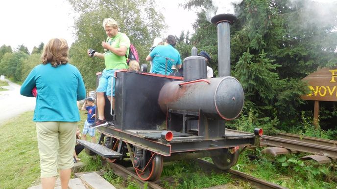 Nové údolí na Šumavě: lokomotiva Gigant na nejkratší mezinárodní železnici světa