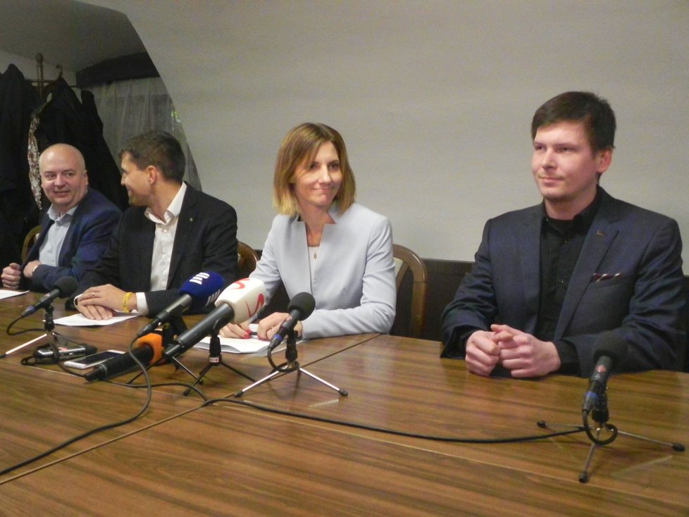 Lídři nového vedení Brna zleva Oliver Pospíšil (ČSSD), Petr Hladík (KDU-ČSL), Markéta Vaňková (ODS) a Tomáš Koláčný (Piráti) představili koaliční smlouvu, podpisy ale připojí až za týden.