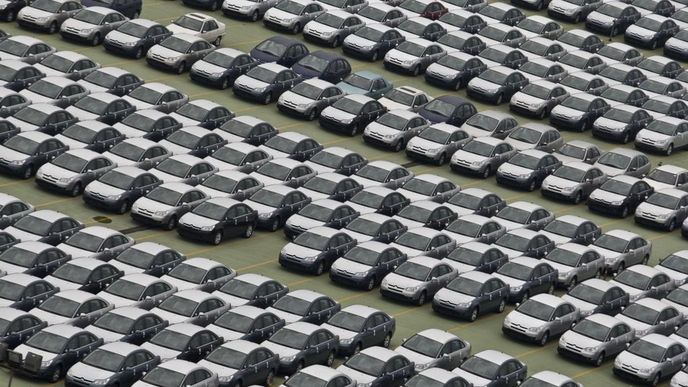 Nové vozy Peugeot-Citroen čekají na distribuci v čínském Wuhanu v provincii Hubei
