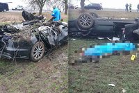 Dva muži (†32, †35) a žena (†24) zemřeli ve zdemolovaném vraku auta: Hasiči museli krotit zlostné hyeny