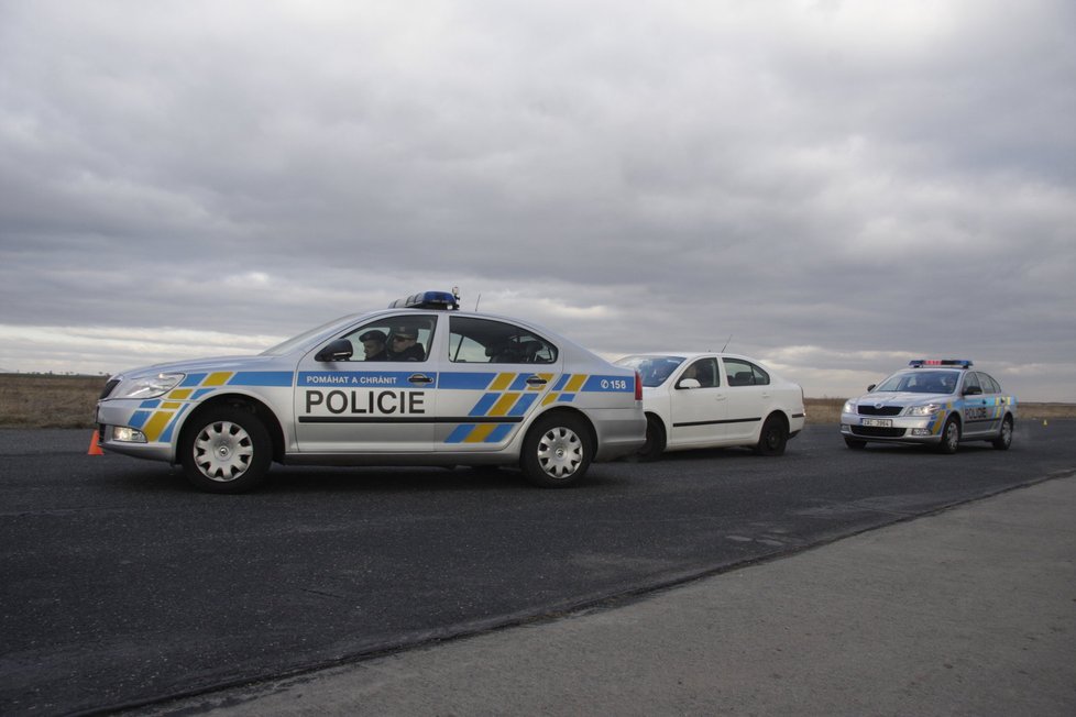 Auto postupně ztratí tlak v pneumatikách. Přinutit pak prchajícího k zastavení je bezpečnější a snazší.