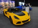 Značku Lotus zastupoval londýnský prodejce s modrým exige sport 350 a žlutou Evorou 400