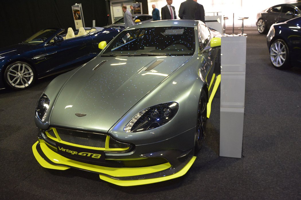 Aston Martin Vantage GT8, nový odlehčený a výkonnější klenot limitovaný 150 vyrobenými exempláři dokončený v půli dubna 2016. Továrna se nechala inspirovat velmi úspěšnými speciály kategorií GT3 a GT4 vytrvalostních závodů.