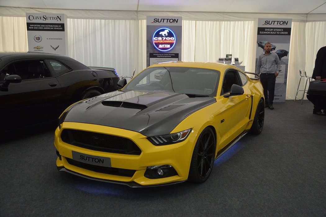 Clive Sutton a jeho upravený svalnatý Ford Mustang