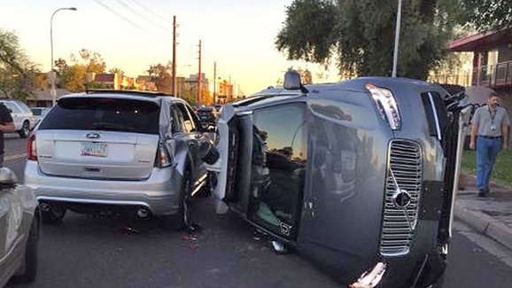 Autonomní vozidlo Uberu nebouralo poprvé. Připomeňte si předchozí nehody aut bez řidiče