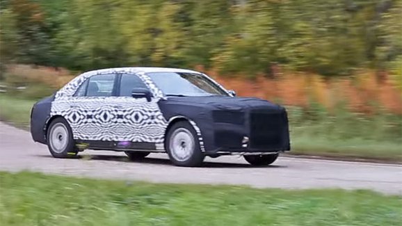 Nová limuzína pro Putina poprvé na videu. Ruský Rolls-Royce dostane osmiválec