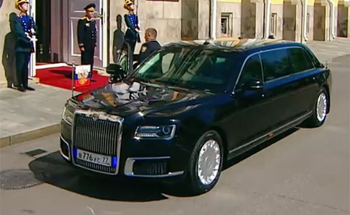 Tohle je napjatě očekávaná limuzína pro Putina. Ruský prezident se s ní svezl na inauguraci