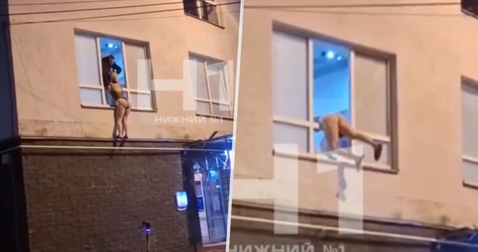 Spoře oděná prostitutka visící z okna v Novgorodu