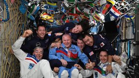 ISS: Expedice 65 ve slavnostních uniformách.