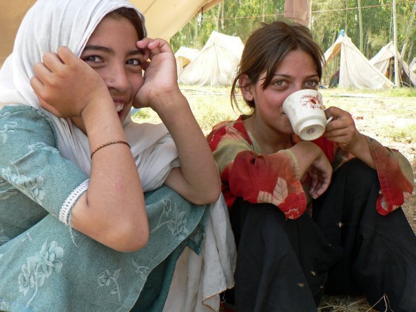 Uprchlice ve stanovém táboře v Pešáváru