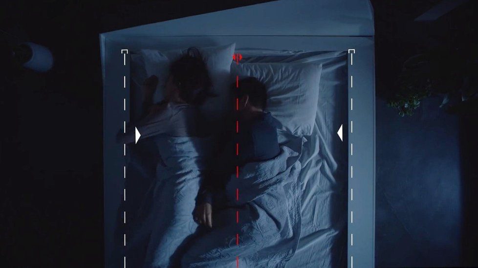 Chytrá postel, co vám nedovolí převalit se na půlku partnera