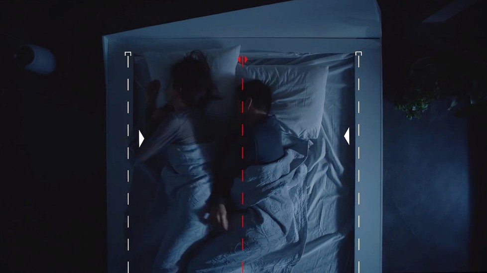 Chytrá postel, co vám nedovolí převalit se na půlku partnera