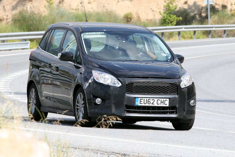 Kompaktní MPV Grand C-Max patří k posledním fordům hlásícím se k minulému designovému stylu. Dlouho to ale platit nebude.