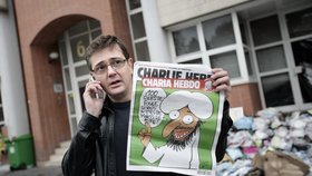 Šéfredaktor Stephane Charbonnier ukazuje titulku časopisu Charlie Hebdo, která zapřičinila vypálení jeho redakce