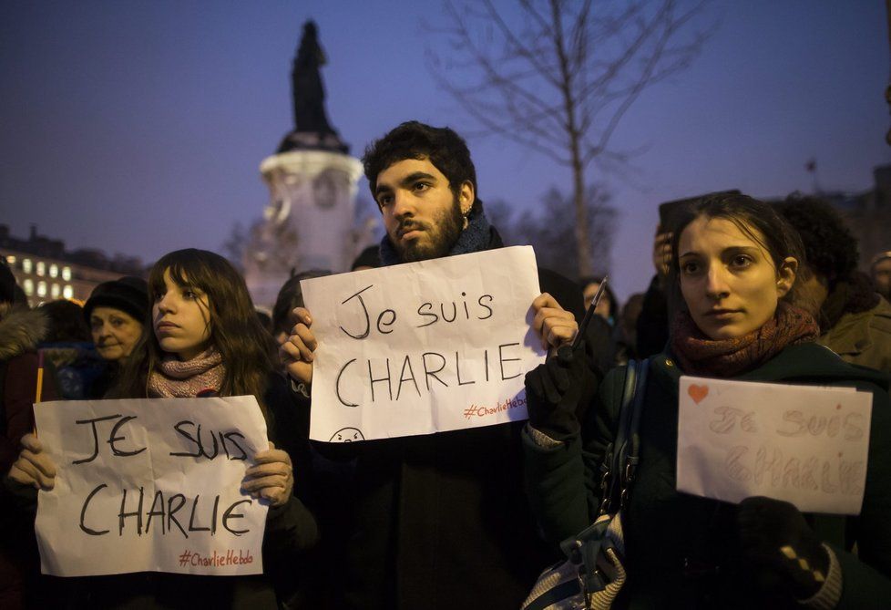V Paříži se konala pieta za oběti útoku na redakci Charlie Hebdo. Lidé tím protestovali i proti narušení svobody slova.