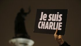 V Paříži se konala pieta za oběti útoku na redakci Charlie Hebdo. Lidé tím protestovali i proti narušení svobody slova.