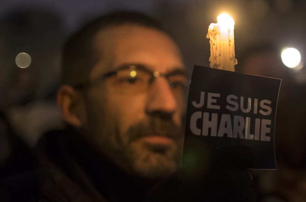 V Paříži se konala pieta za oběti útoku na redakci Charlie Hebdo. Lidé tím protestovali i proti narušení svobody slova.