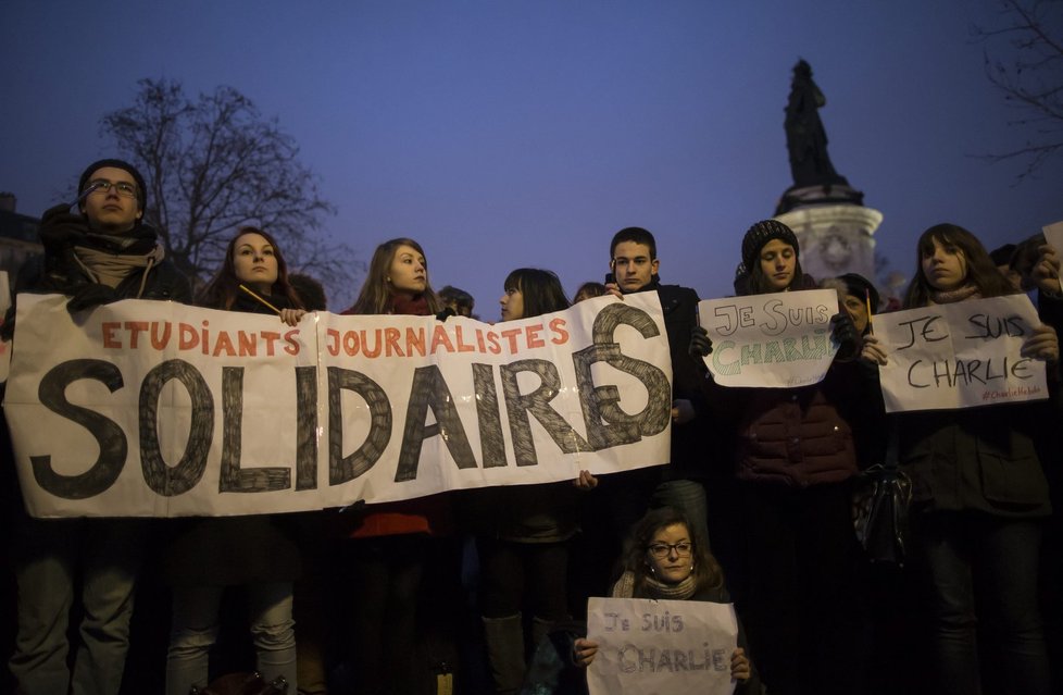 V Paříži se konala pieta za oběti útoku na redakci Charlie Hebdo. Lidé tím protestovali i proti narušení svobody slova.