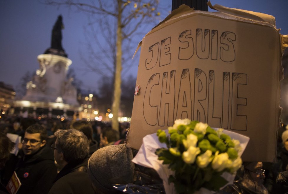 V Paříži se konala pieta za oběti útoku na redakci Charlie Hebdo. Lidé tím protestovali i proti narušení svobody slova.