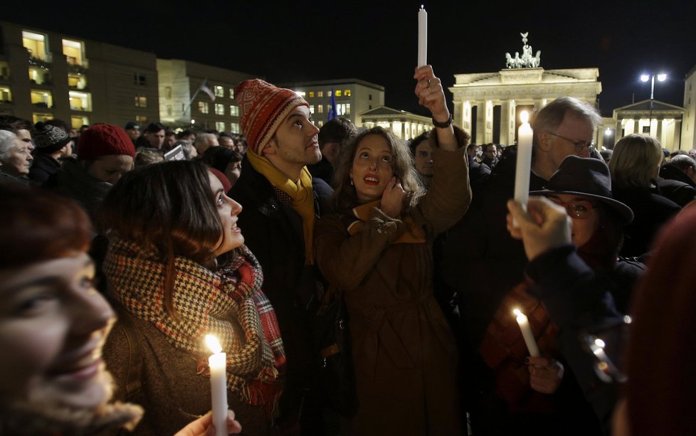 V Paříži se konala pieta za oběti útoku na redakci Charlie Hebdo. Lidé tím protestovali i proti narušení svobody slova.