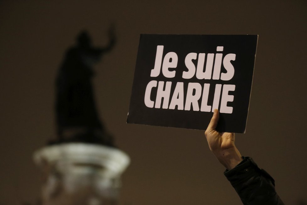 V Paříži se konala pieta za oběti útoku na redakci Charlie Hebdo. Lidé tím protestovali i proti narušení svobody slova.