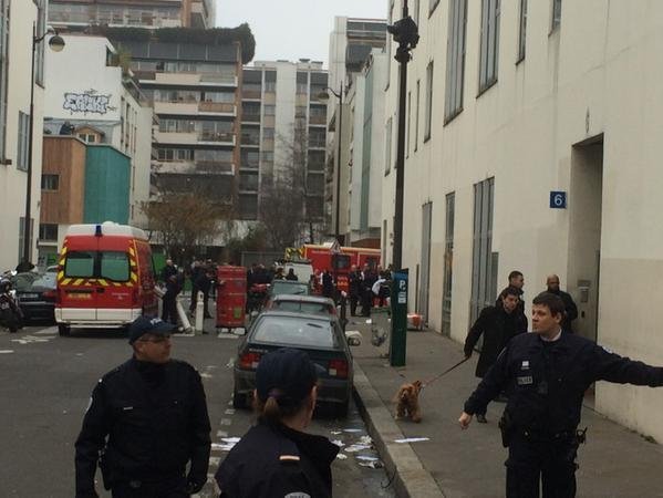 Teroristé zaútočili na redakci Charlie Hebdo.