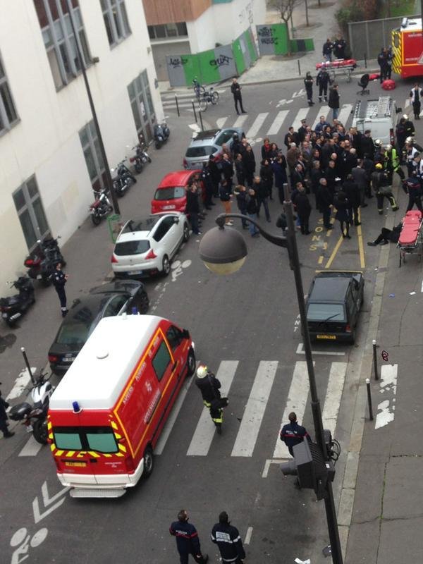 Teroristé zaútočili na redakci Charlie Hebdo.