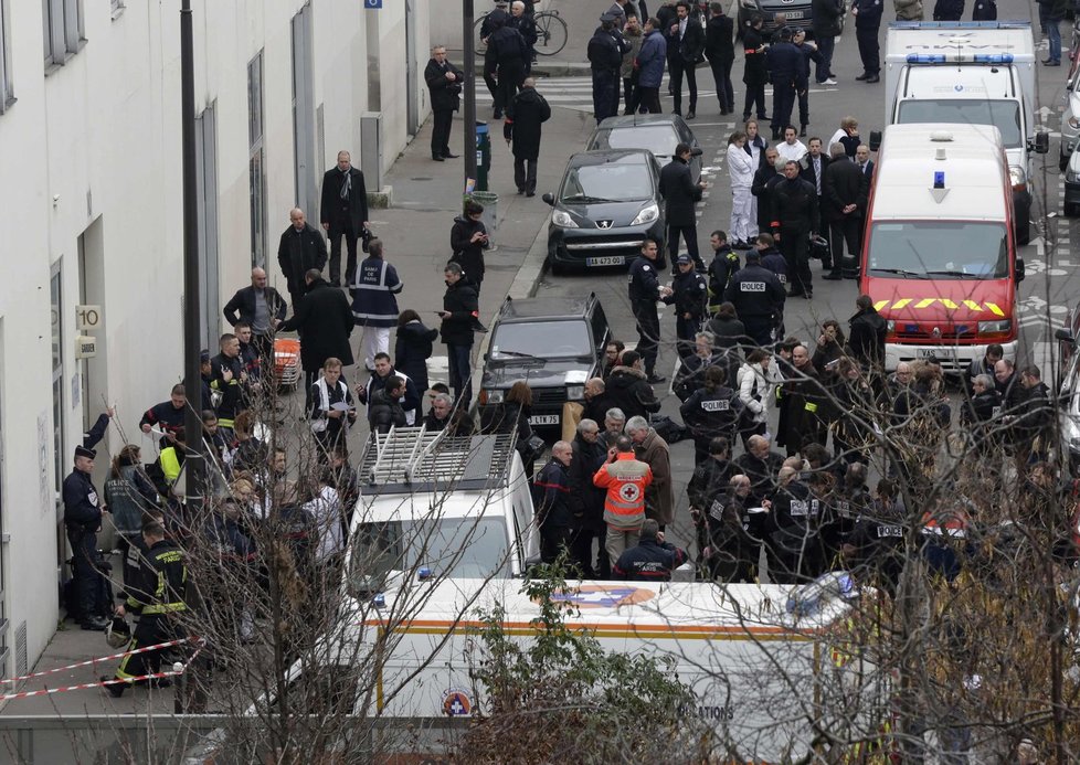 Teroristé zaútočili na redakci satirického plátku v Paříži!