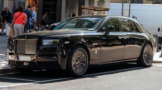 Němci se zbláznili. Na Rolls-Royce Phantom místo disků kol namontovali ciferníky Němci se zbláznili. Na Rolls-Royce Phantom místo disků kol namontovali ciferníky